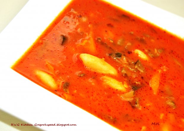 Fotografia przedstawiająca Zupa pomidorowo-ogórkowa