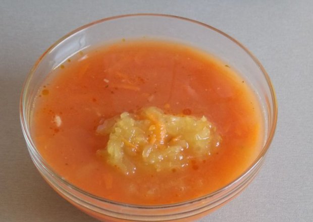 Fotografia przedstawiająca Zupa pomidorowo ogórkowa
