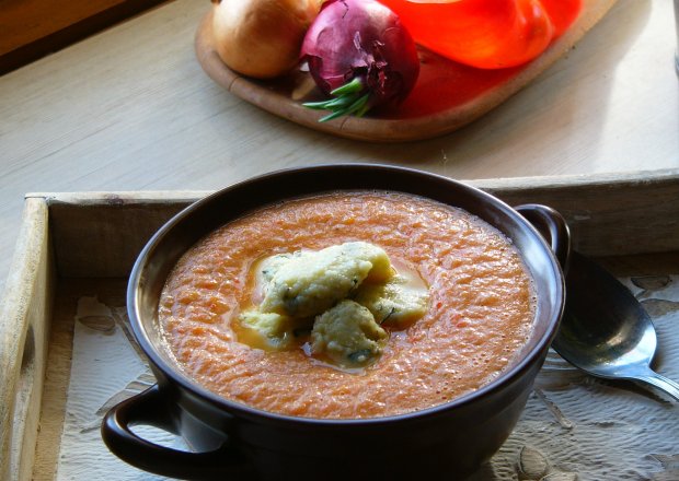 Fotografia przedstawiająca Zupa pomidorowo - paprykowa z kluskami