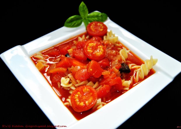 Fotografia przedstawiająca Zupa pomidorowo-pomarańczowa