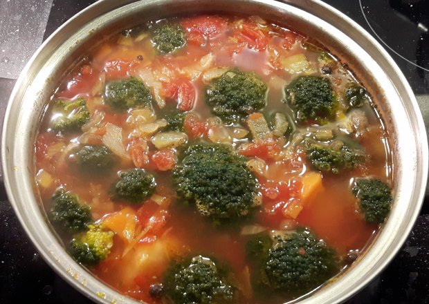 Fotografia przedstawiająca Zupa pomidorowo-serowa z brokułami
