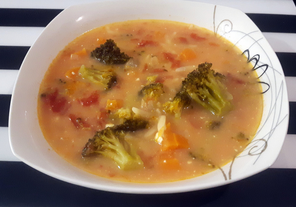 Zupa pomidorowo-serowa z brokułami foto