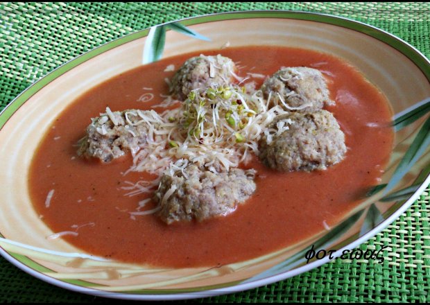 Fotografia przedstawiająca Zupa pomidorowo serowa z klopsikami