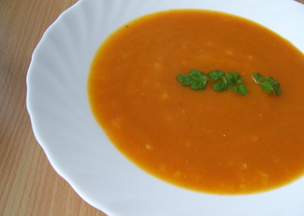 Fotografia przedstawiająca Zupa pomidorowo-marchewkowa z ryżem