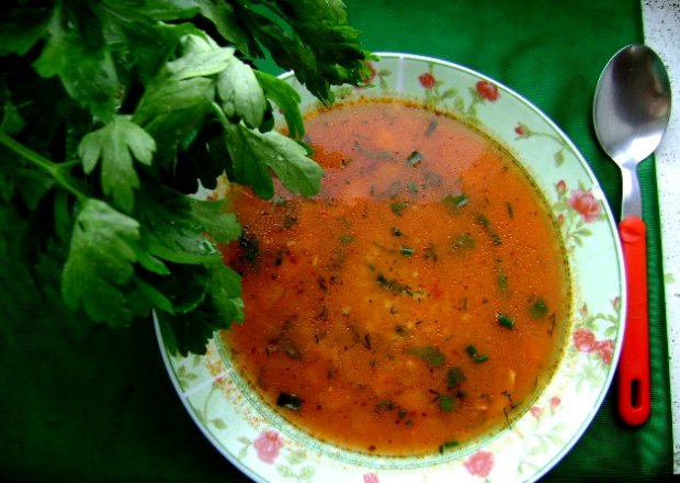 Fotografia przedstawiająca Zupa pomidorowo-pomarańczowa z ryżem