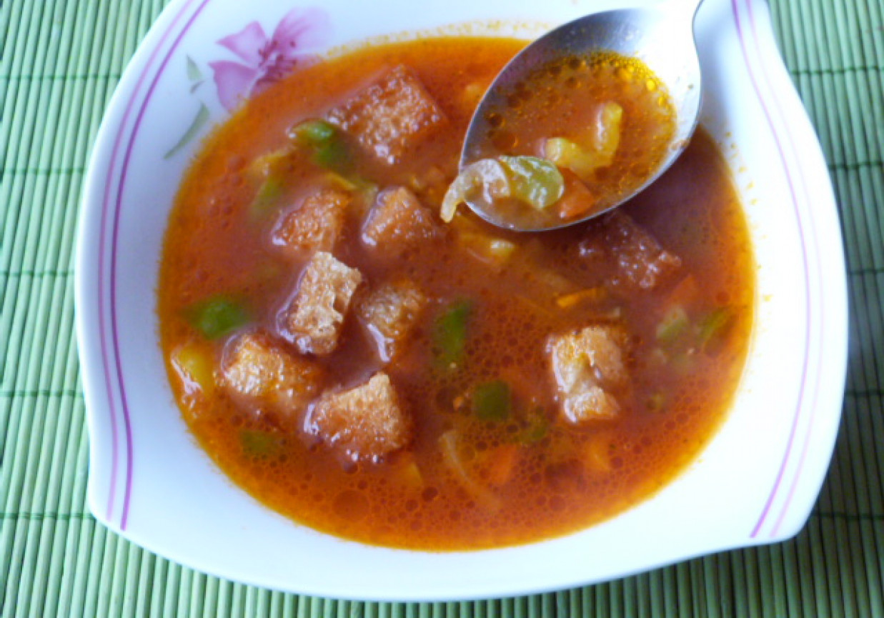 Zupa pomiodorowa z papryką i grzankami foto