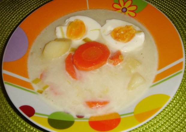 Fotografia przedstawiająca Zupa porowa z jajkiem