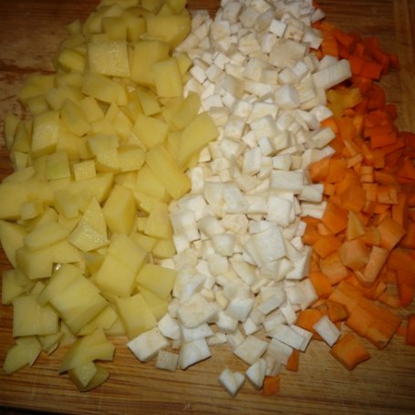 Krok 1 - Zupa porowa z klopsikami nadziewanymi serem żółtym foto