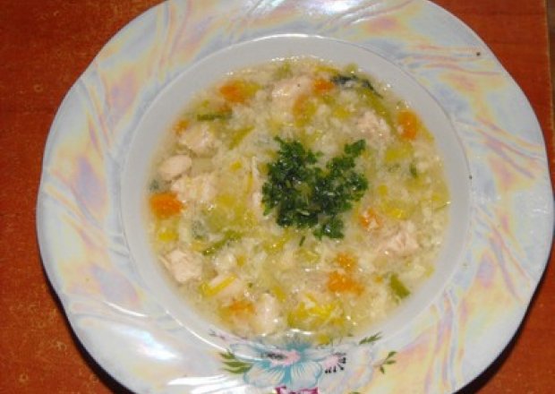 Fotografia przedstawiająca zupa porowa z kluseczkami z jajek