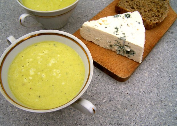 Fotografia przedstawiająca zupa porowa z serem pleśniowym