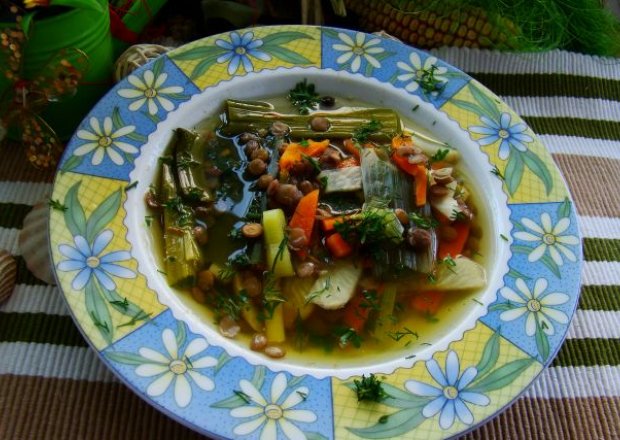 Fotografia przedstawiająca Zupa porowa z zieloną soczewicą