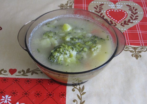 Fotografia przedstawiająca Zupa porowo-brokułowa