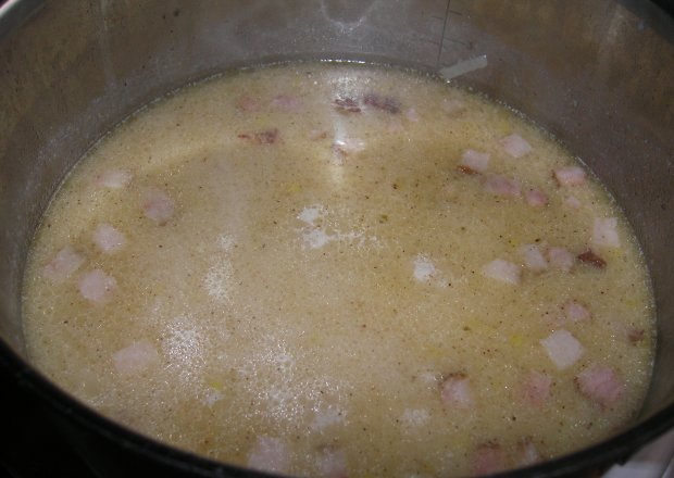 Fotografia przedstawiająca Zupa porowo-ziemniaczana z gałką muszkatołową