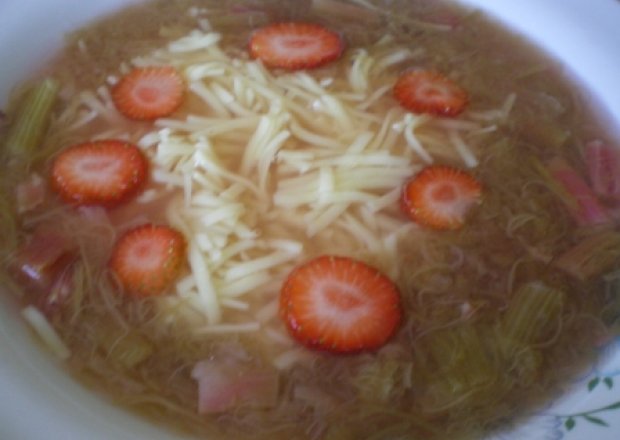 Fotografia przedstawiająca Zupa rabarbarowa z makaronem