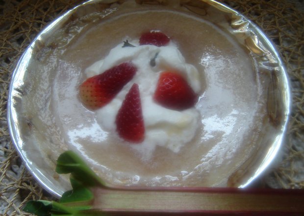 Fotografia przedstawiająca Zupa rabarbarowo- truskawkowa