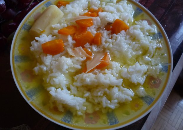 Fotografia przedstawiająca zupa rosół z ryżem