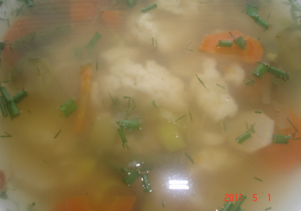 Zupa rosołowa z lanym ciastem i czosnkiem i fasolką foto