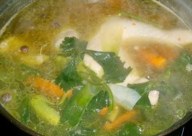 Fotografia przedstawiająca zupa rosołowa-warzywna