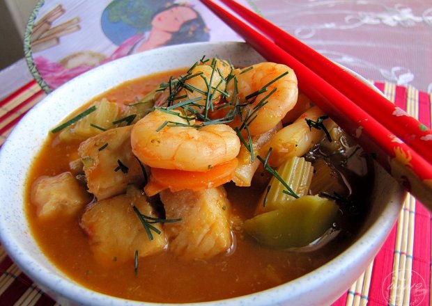Fotografia przedstawiająca Zupa rybna z chińskim sosem