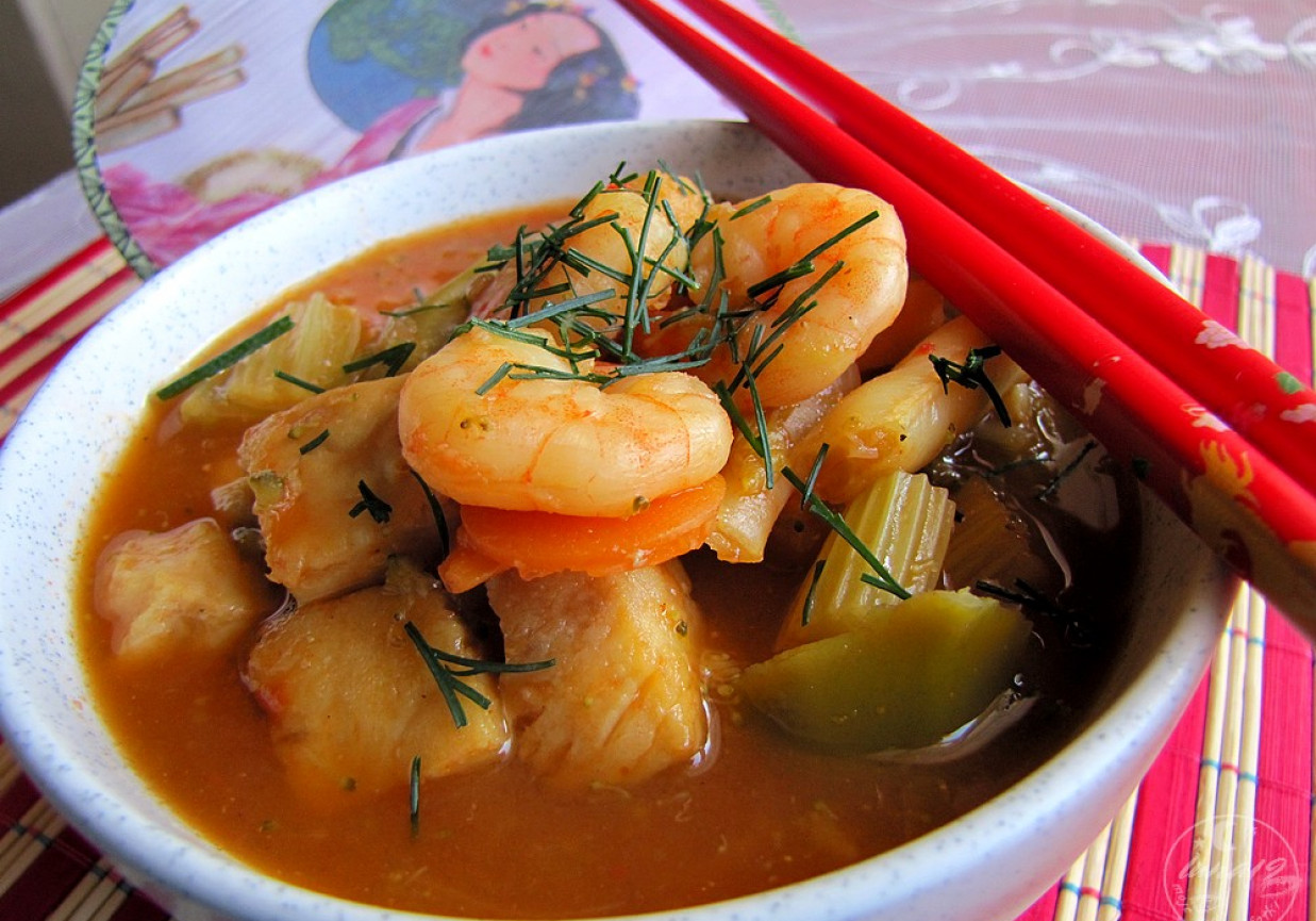 Zupa rybna z chińskim sosem foto