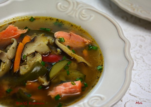Fotografia przedstawiająca Zupa rybna z grzybami shiitake