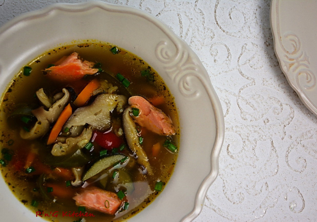 Zupa rybna z grzybami shiitake  foto