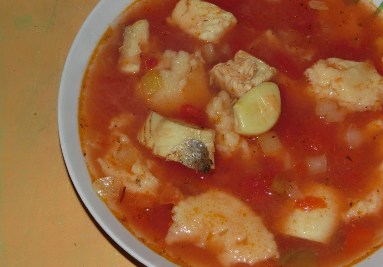 Zupa rybna z harissą i kluseczkami kładzionymi foto