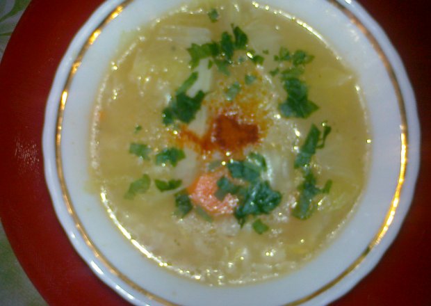 Fotografia przedstawiająca zupa rybna z kapustą pekińską