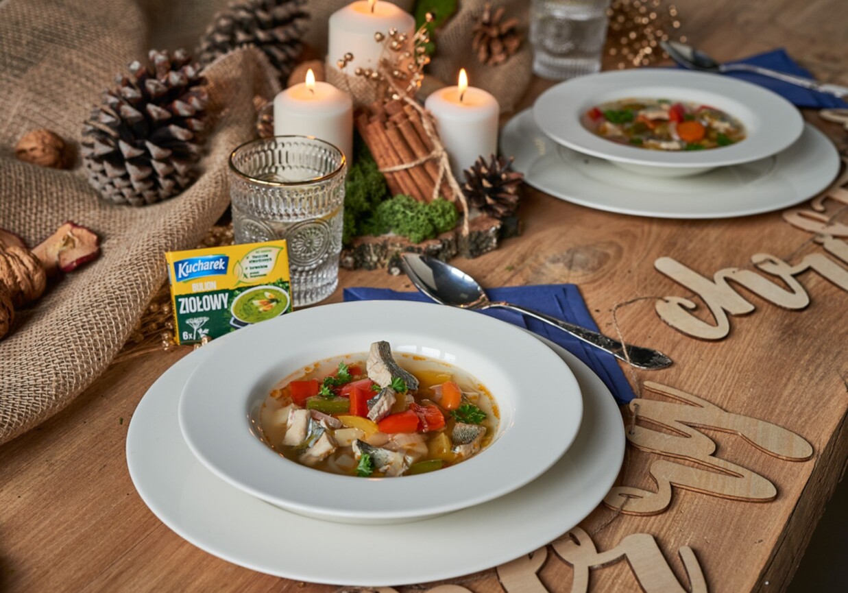 Zupa rybna z kawałkami pstrąga foto