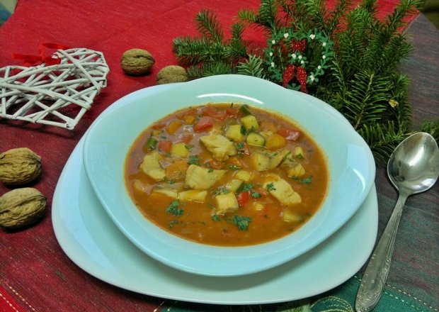 Fotografia przedstawiająca Zupa rybna z pomidorami i cukinią