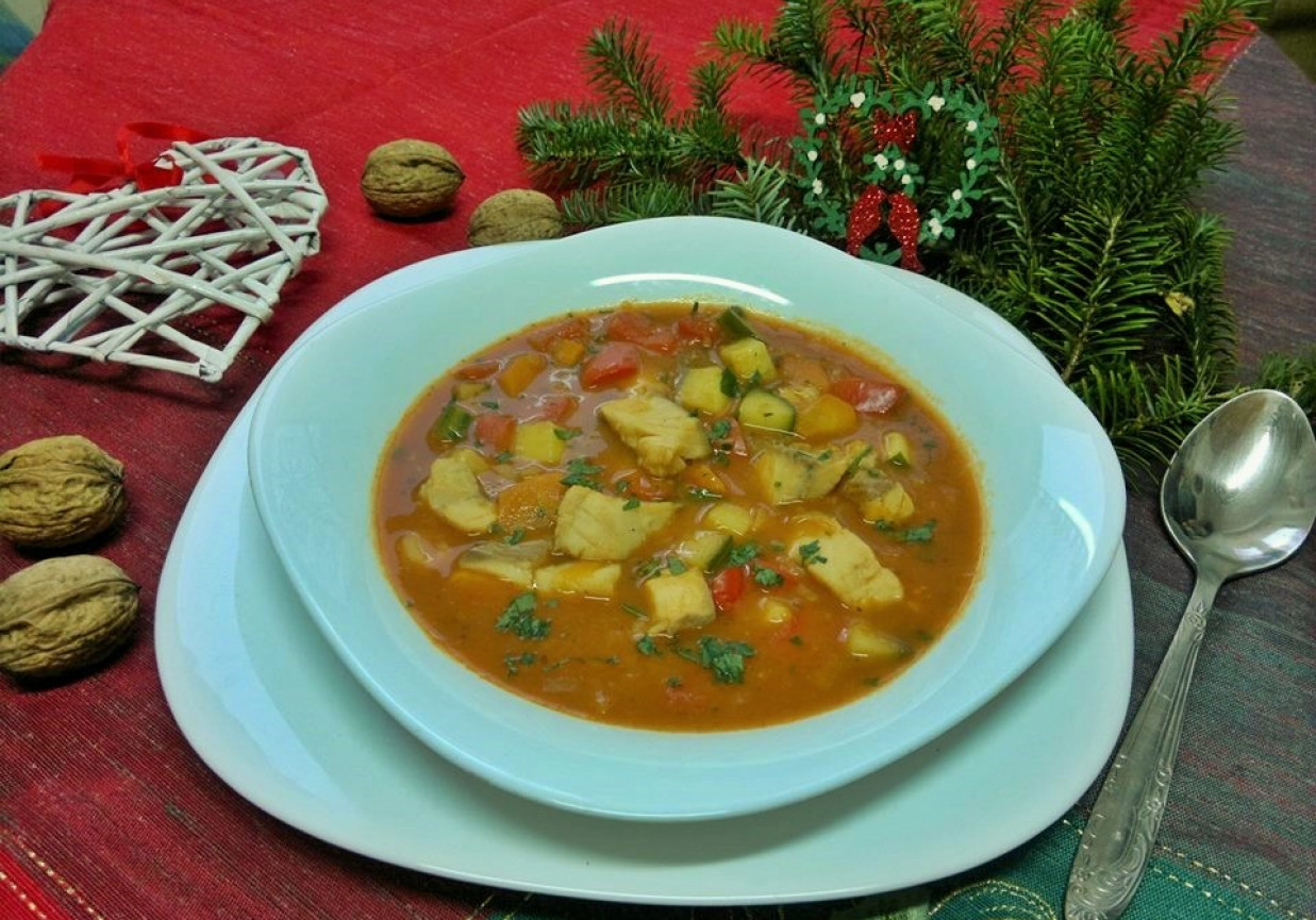 Zupa rybna z pomidorami i cukinią  foto