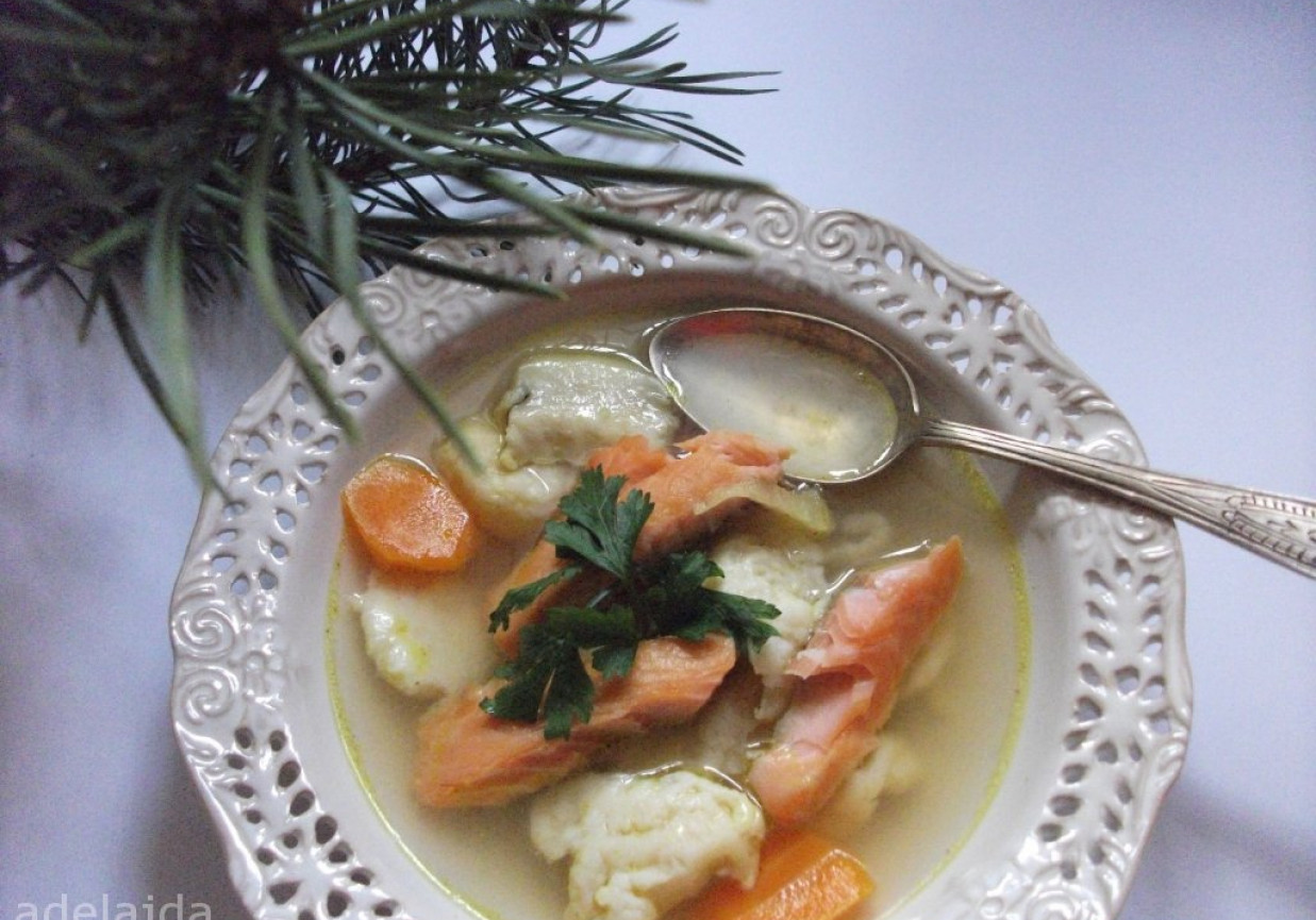 Zupa rybna z karpia, dorsza i łososia foto