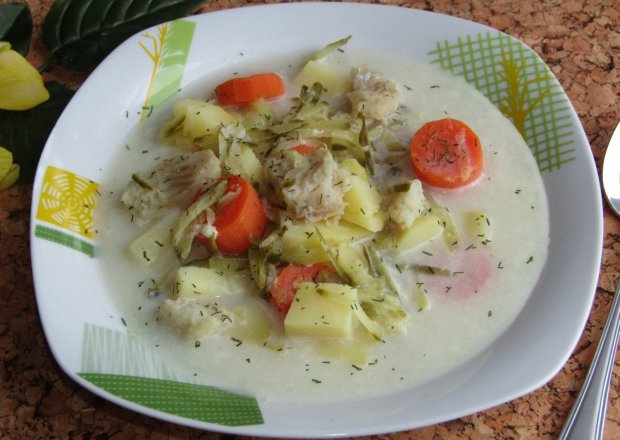 Fotografia przedstawiająca Zupa rybno- ogórkowa z ziemniakami