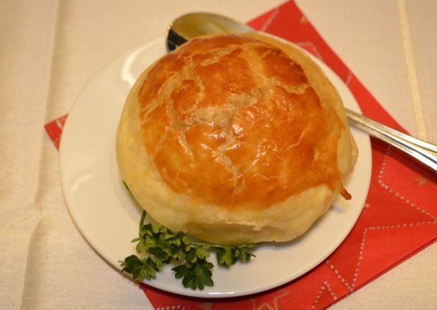 Fotografia przedstawiająca Zupa rybno-grzybowa pod pierzynką z ciasta francuskiego