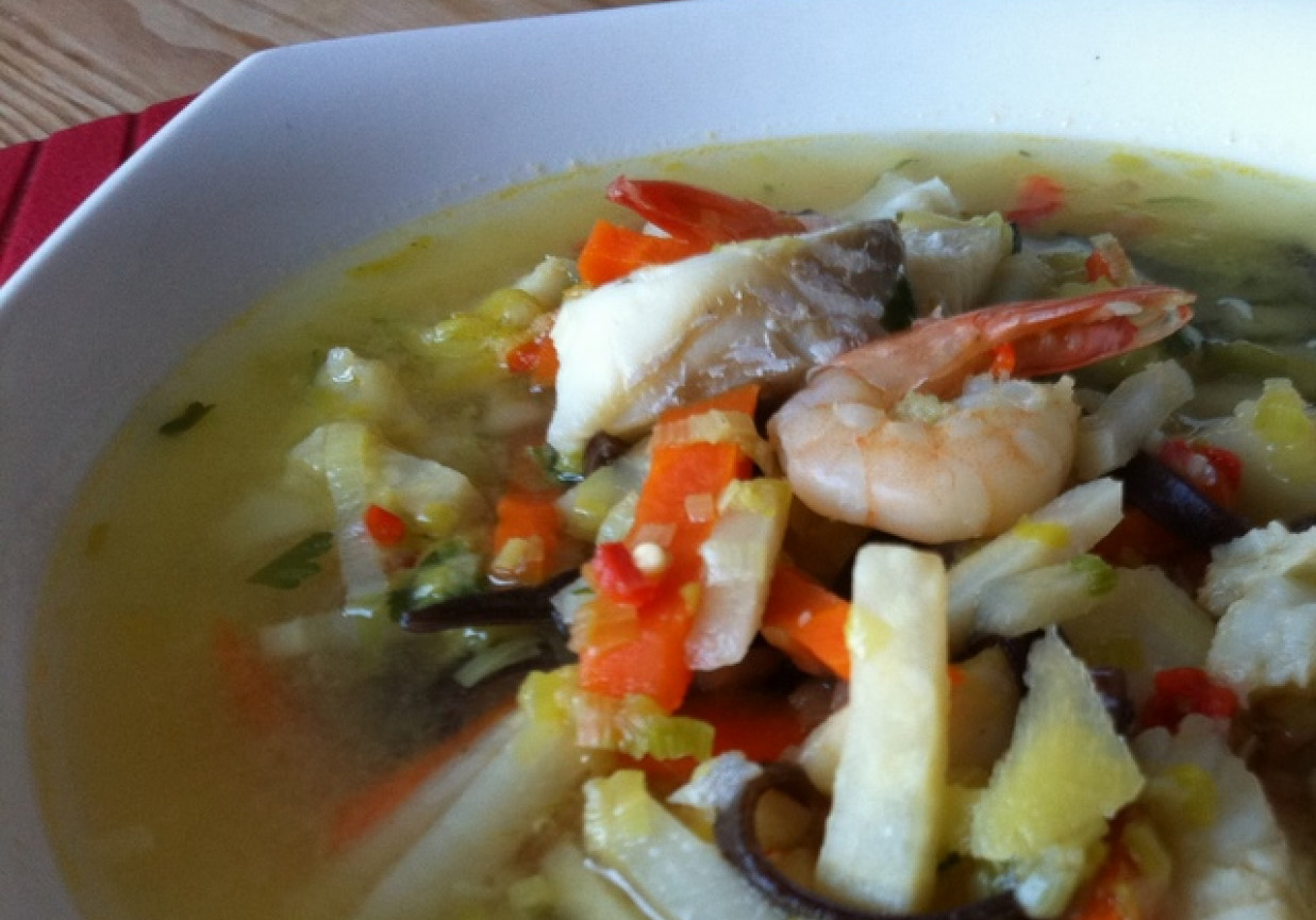 Zupa rybno-krewetkowa z kolędrą foto