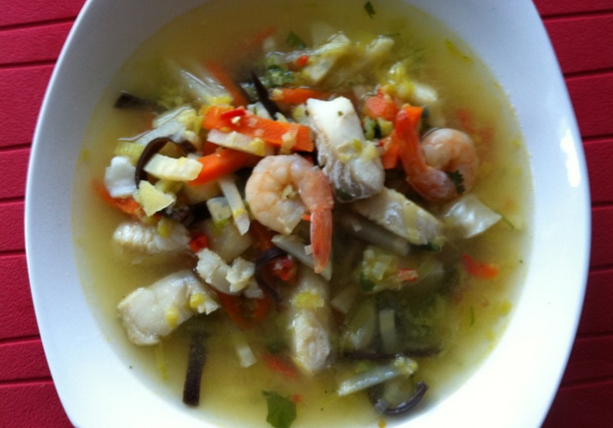 Zupa rybno-krewetkowa z kolędrą foto