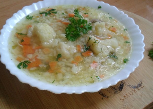 Fotografia przedstawiająca Zupa ryżowa na rosole z kalafiorem