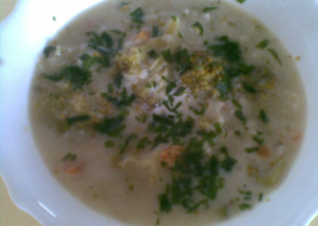 Fotografia przedstawiająca zupa ryżowa z brokułami