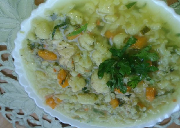 Fotografia przedstawiająca Zupa ryżowa z  kalafiorem