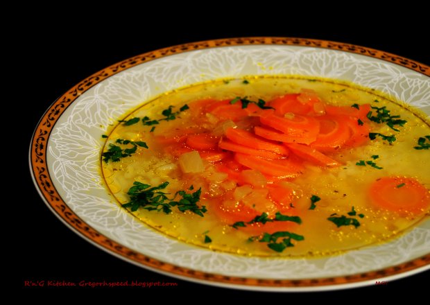 Fotografia przedstawiająca Zupa ryżowa z marchewką