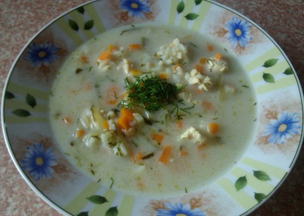Fotografia przedstawiająca Zupa ryżowa z ogórkiem konserwowym