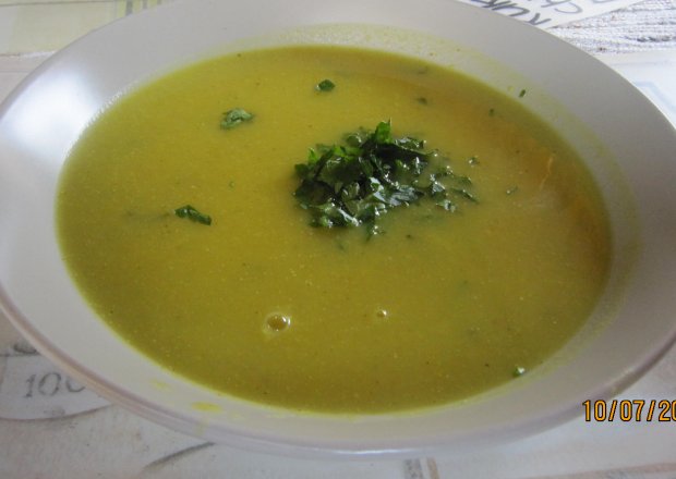 Fotografia przedstawiająca zupa selerowa z imbirem