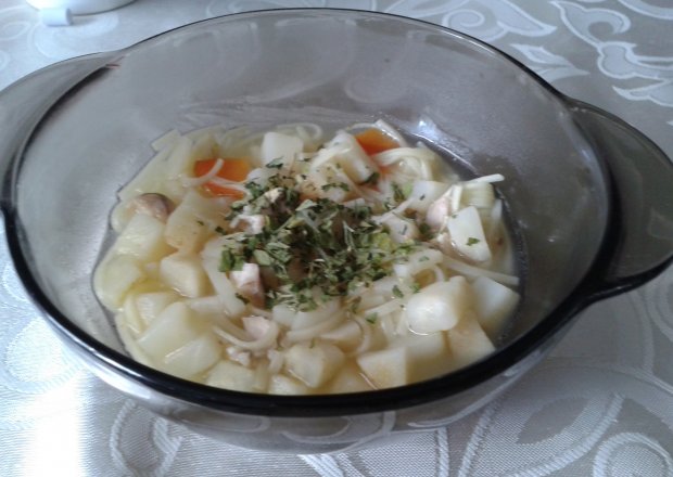 Fotografia przedstawiająca Zupa selerowa z makaronem