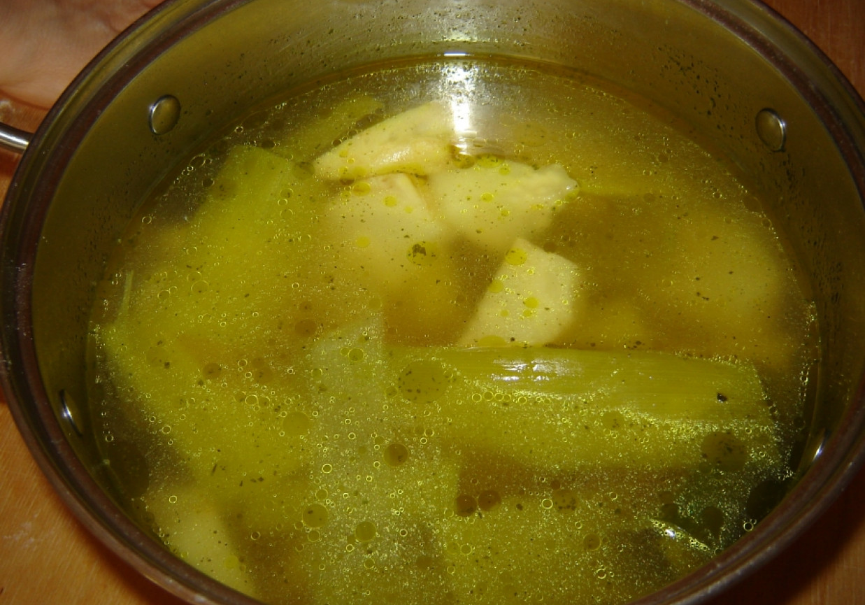 Zupa selerowa z orzechami foto