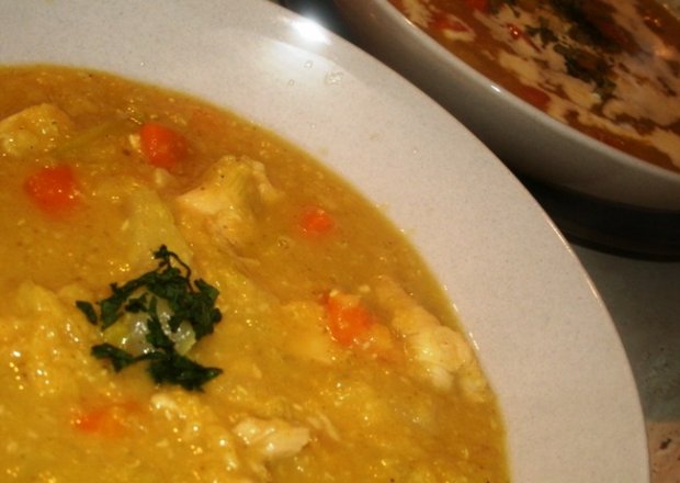 Fotografia przedstawiająca zupa selerowa z soczewicą