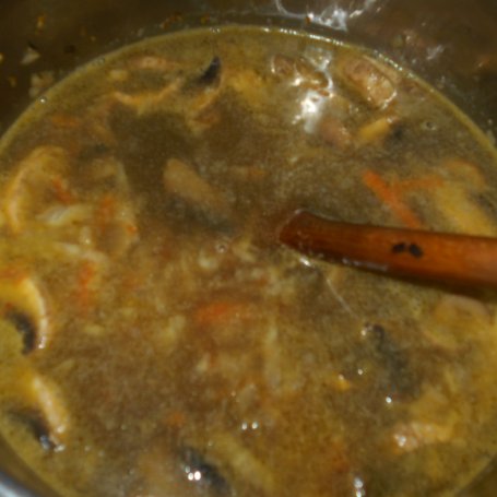 Krok 4 - Zupa selerowo-kapuściana z pieczarkami foto