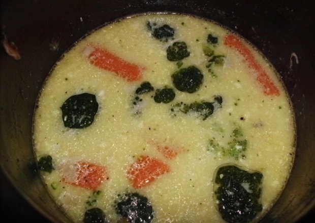 Fotografia przedstawiająca Zupa serowa na rosole z brokułem