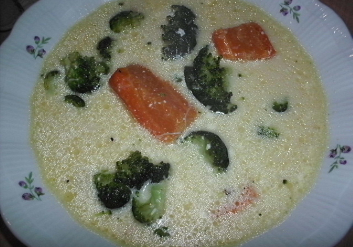 Zupa serowa na rosole z brokułem foto