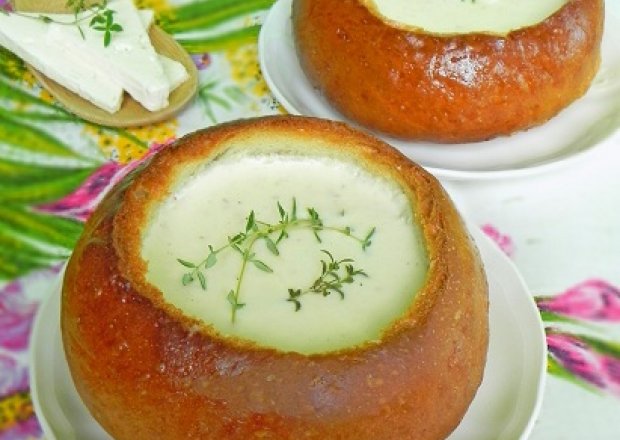 Fotografia przedstawiająca Zupa serowa w chlebowych miseczkach