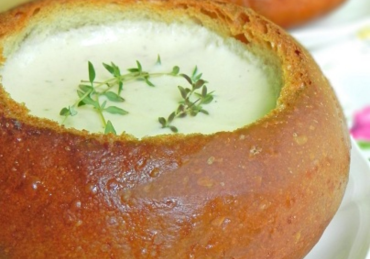 Zupa serowa w chlebowych miseczkach foto